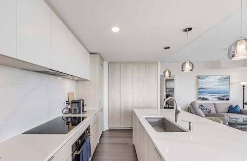 Humber Bay Condo | Luxury Boutique Condo on Lake Ontario & minutes from Downtown Toronto