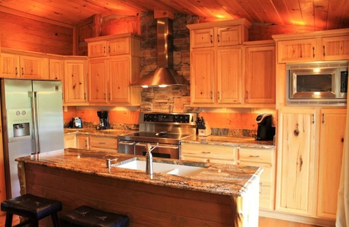 Gatlinburg - Pigeon Forge House | Luxury cabin, best views of Smokies! Chef's kitchen, seasonal pool, hot tub more