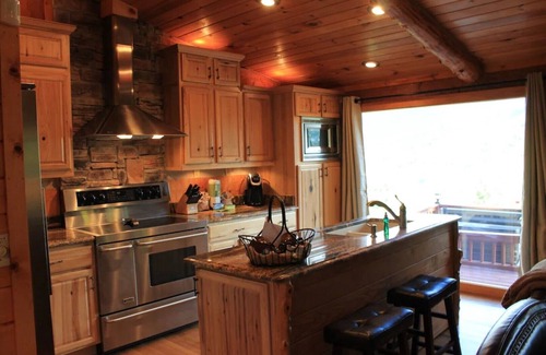 Gatlinburg - Pigeon Forge House | Luxury cabin, best views of Smokies! Chef's kitchen, seasonal pool, hot tub more