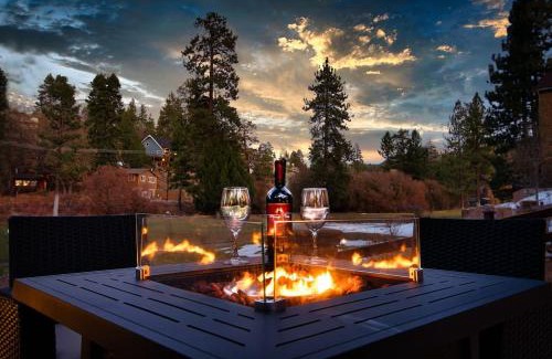 Moonridge House | Luxury Cabin-Walk to Bear Mountain Resort, Trails & Golf