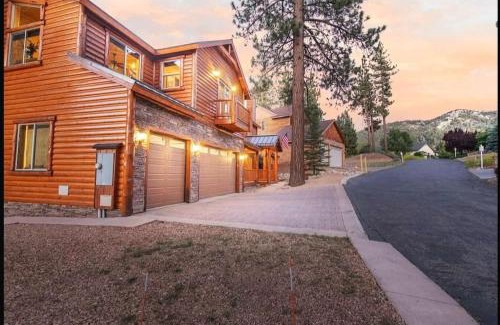 Moonridge House | Luxury Cabin-Walk to Bear Mountain Resort, Trails & Golf