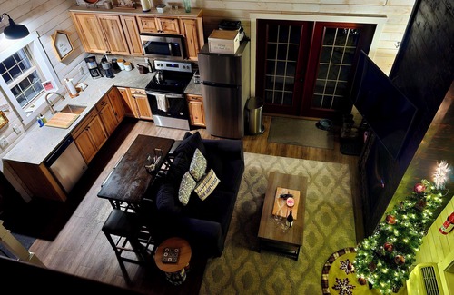 Ohiopyle Cabin | Luxury Cabin with Hot Tub Spa adjacent to 16,000 Acres of Gamelands