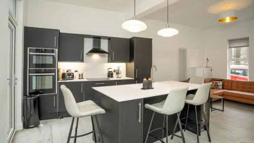 Queens Quarter House | Luxury Central 4 BDR house by Belfast City Breaks