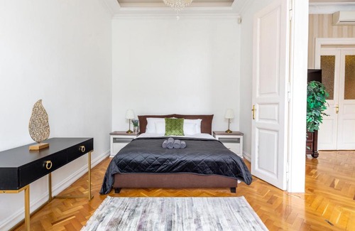 Erzsebetvaros Apartment | Luxury Central Home next to the New York Café