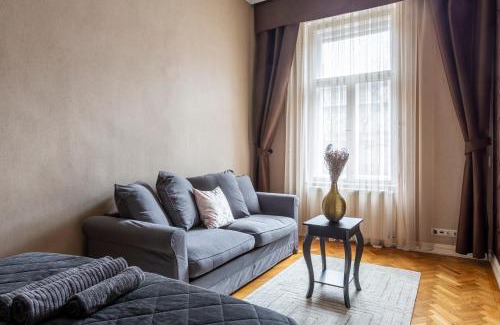 Erzsebetvaros Apartment | Luxury Central Home next to the New York Café