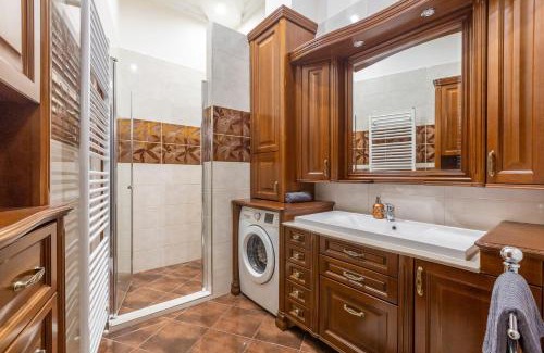 Erzsebetvaros Apartment | Luxury Central Home next to the New York Café