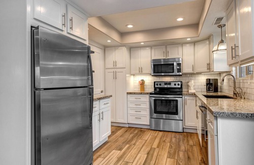 South Snyderville Basin Condo | Luxury, Central Location, Private Deck & Hot Tub! Near Canyons Village