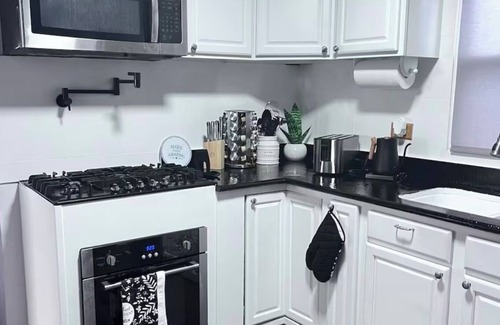 Irving Park East House | Luxury Charming 3-bedroom house with WiFi, AC in enjoyable Chicago