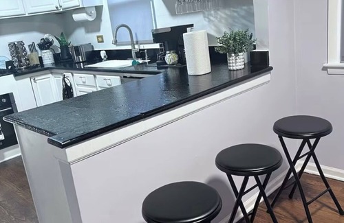Irving Park East House | Luxury Charming 3-bedroom house with WiFi, AC in enjoyable Chicago