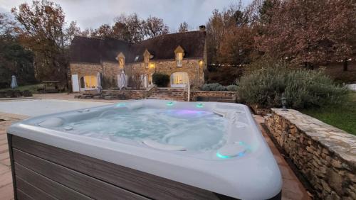 Beynac-et-Cazenac Villa | Luxury Chateau w. pool & hot tub in Dordogne