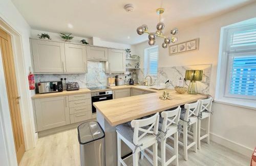 Mumbles House | Luxury Coastal Escape with Mumbles Lighthouse View Pass the Keys