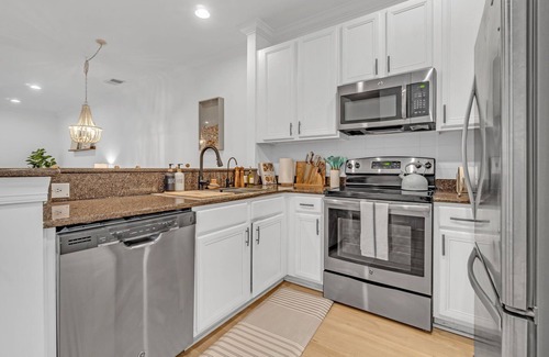 Third Ward House | Luxury Coastal Farmhouse; Walk to Uptown, Home Gym, Private Parking