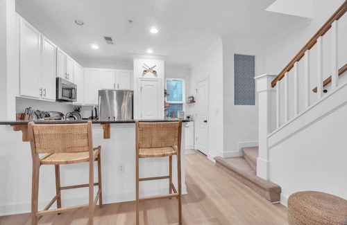 Third Ward House | Luxury Coastal Farmhouse; Walk to Uptown, Home Gym, Private Parking