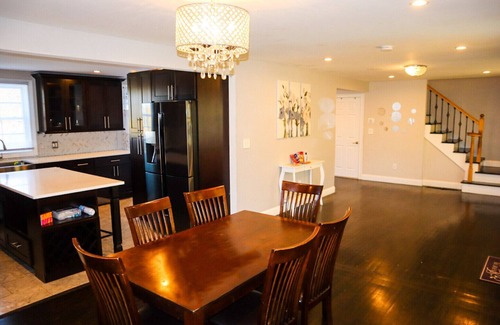 Meriden House | Luxury Colonial near Hiking Trail