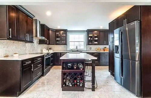 Meriden House | Luxury Colonial near Hiking Trail