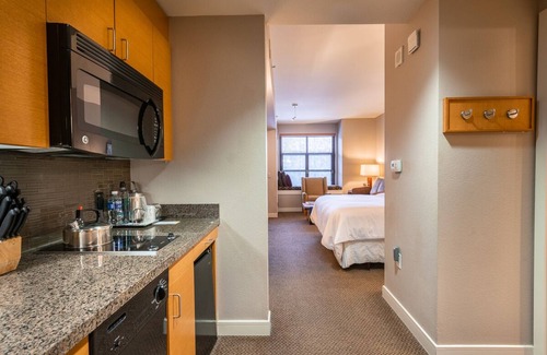 Mammoth Lakes Hotel | Luxury Condo at Village Monache - With Canyon Lodge Ski Locker