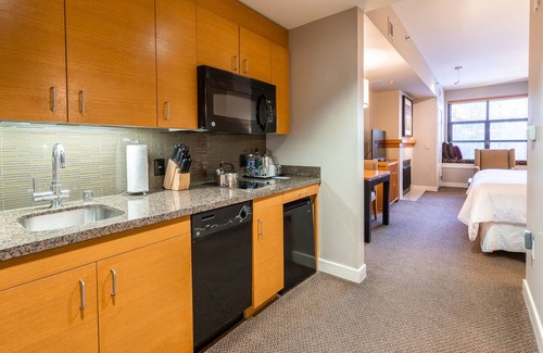 Mammoth Lakes Hotel | Luxury Condo at Village Monache - With Canyon Lodge Ski Locker