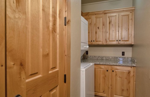 Victor Condo | Luxury Condo in Victor. A/C, W/D, WiFi, Balcony, Grill, Garage Parking. #206