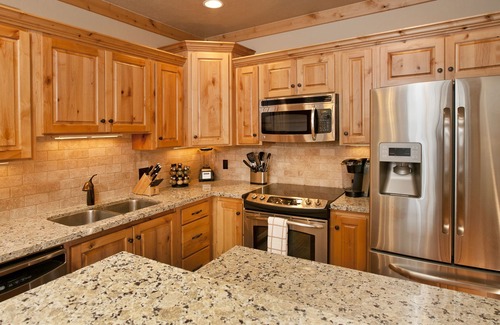 Victor Condo | Luxury Condo in Victor. A/C, W/D, WiFi, Balcony, Grill, Garage Parking. #206