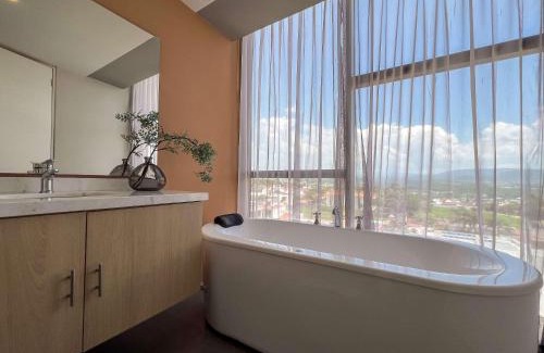 Leon Apartment | Luxury Condo Scenic Views of Festival del Globo