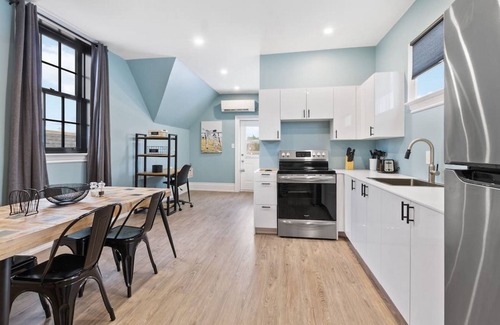 Collingwood Condo | Luxury Contemporary Condo in Downtown Collingwood (97044)