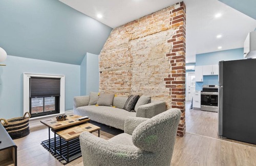 Collingwood Condo | Luxury Contemporary Condo in Downtown Collingwood (97044)
