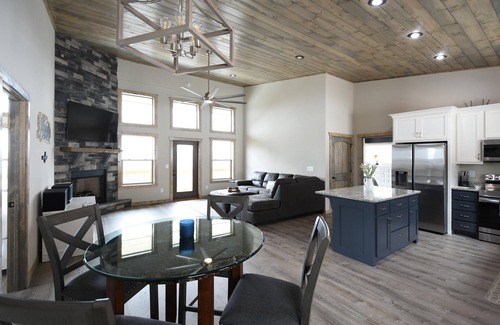 Murphy Cabin | Luxury Contemporary Chalet with spectacular views, amenities & nearby activities
