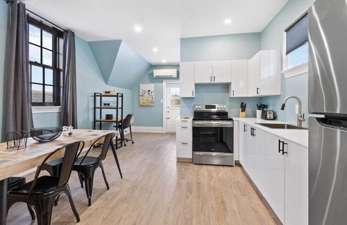 Collingwood House | Luxury Contemporary Condo in Downtown Collingwood 97044