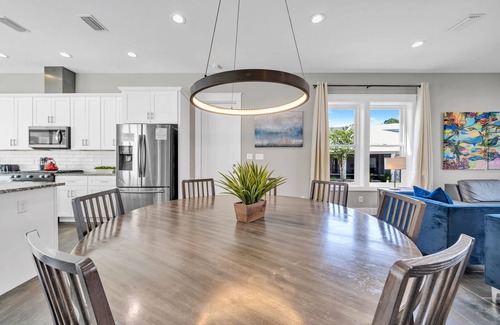 Emerald Waters Village House | Luxury, Convenience and Style! Gated Community, Private Pool!