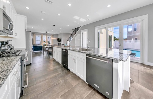 Emerald Waters Village House | Luxury, Convenience and Style! Gated Community, Private Pool!