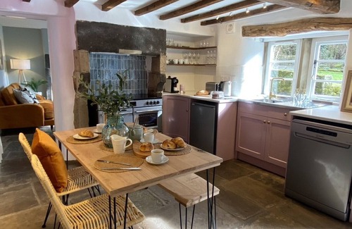 Calver Cottage | Luxury Cottage w/hot tub in the Peak District