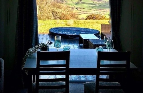 Colyton Cabin | Luxury Country Lodge with Wood Fired Hot Tub.