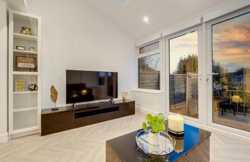 Birmingham House | Luxury Cozy 2 bed house hot tub family friendly business traveler family of 4 - 6 with parking close to Birmingham city centre , M6 , Aston univerity , Great Barr Birmingham