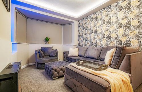 Birmingham House | Luxury Cozy 2 bed house hot tub family friendly business traveler family of 4 - 6 with parking close to Birmingham city centre , M6 , Aston univerity , Great Barr Birmingham