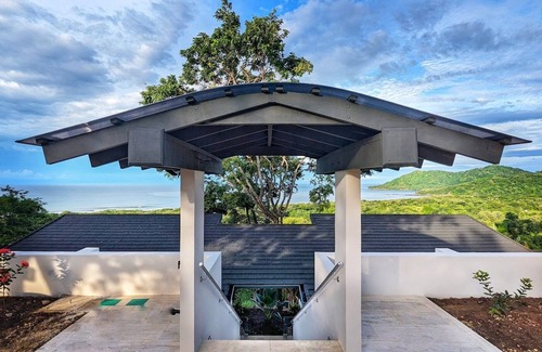 Canton Nandayure Villa | Luxury villa overlooking the beautiful beach of Playa Camaronal.