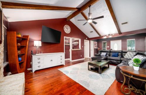 Timberlake Estates House | Luxury Cypress Escape - Pool, BBQ, Bar, 8 Beds