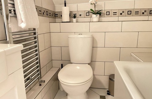 Berrylands House | Luxury Deluxe Rooms in Surbiton, an Easy Access to central London