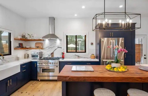 Sebastopol House | Luxury Designer Home w/Spa ~ Stroll into Sebastopol