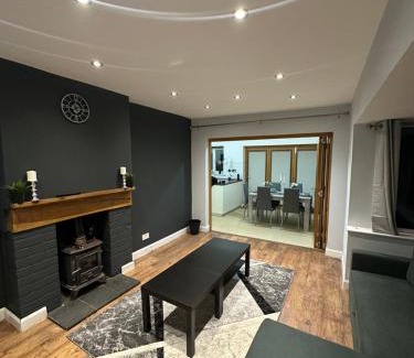 Sheldon House | Luxury Detached holiday home Near BHX, JLR, NEC