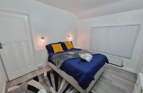Harehills House | Luxury double bed with Private Bathroom, NETFLIX, work space and WiFi