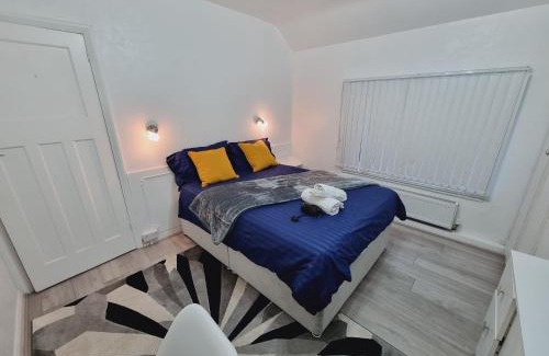Harehills House | Luxury double bed with Private Bathroom, NETFLIX, work space and WiFi