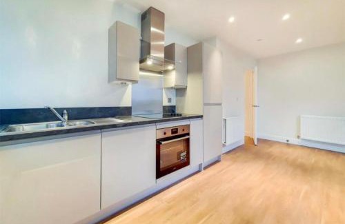 College Park and Old Oak House | Luxury Ensuite Room in a 2-Bedroom apartment