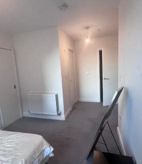 College Park and Old Oak House | Luxury Ensuite Room in a 2-Bedroom apartment