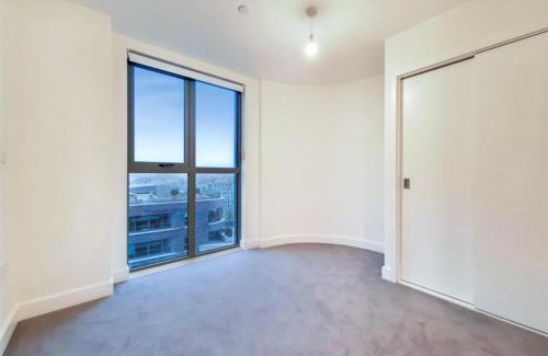 College Park and Old Oak House | Luxury Ensuite Room in a 2-Bedroom apartment