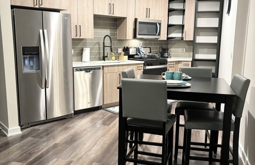 Cabbagetown Apartment | Luxury Extended Stay 1-bedrm apt in Downtown Atlanta with WiFi, AC, fitness room