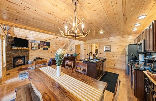 White Oak Lodge Cabin | Luxury Family Getaway. Close 2GTBurg DWNTN. HotTub .Games. Karaoke. Coffee Bar.