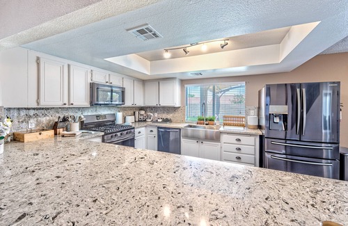 Highland Hills House | ☀ Luxury Family Vacation! Mini Golf - Heated Pool and Spa - RV Parking