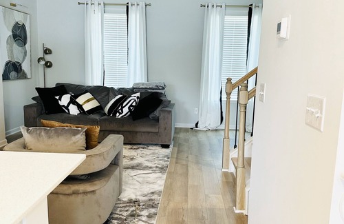 Fayetteville House | Luxury Fayetteville Townhome! 5 minutes to Fun Spot America