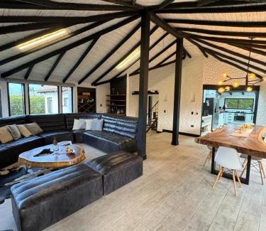 Tenjo Villa | Luxury Finca el Ensueño, casa entera, con Sauna, Jacuzzi, BBQ y Caballos