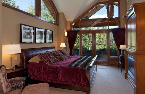 Blueberry Hill Ski Chalet | Luxury Five Bedroom Chalet with views of Blackcomb Mountain & Whistler